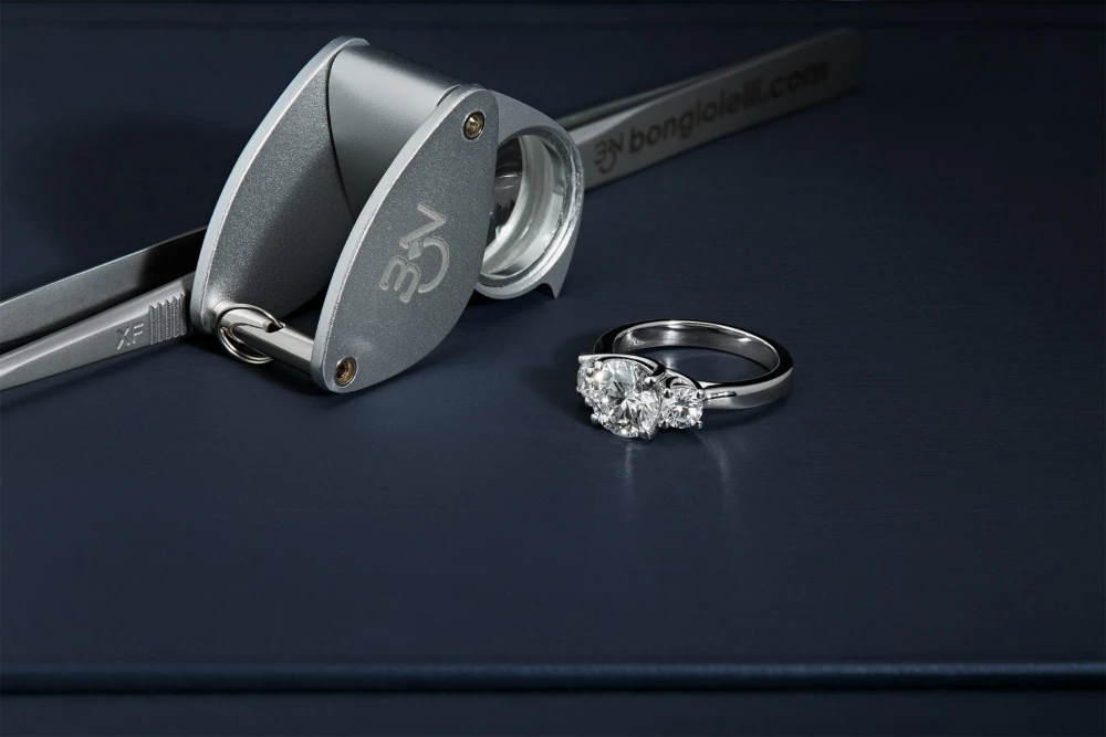 Un anello con diamante e la lente Bon Gioielli