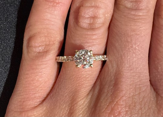 anello di fidanzamento solitario pavé diamante labgrown