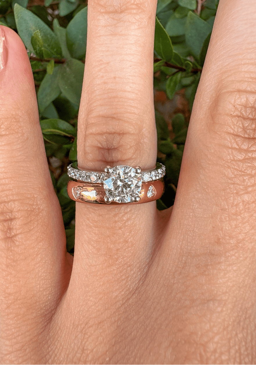 Anello di Fidanzamento Halo Lyra con Diamante Lab Grown Rotondo da 1,02 Ct e Venus Fede Nuziale con 4 Diamanti a Cuore Lab Grown in oro rosa 18 Kt