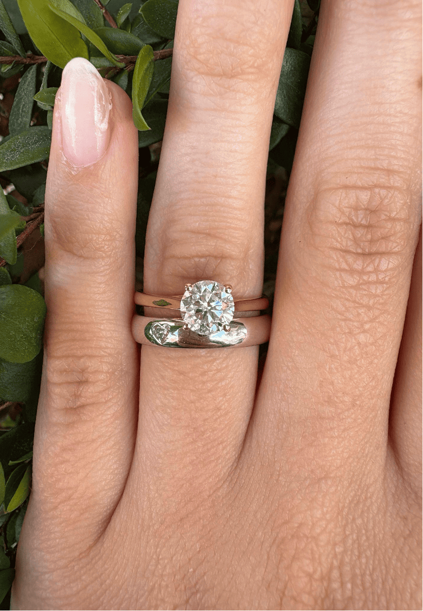 Anello di Fidanzamento Solitario Rigel con Diamante Lab Grown Rotondo da 1.00 Ct in oro giallo 18 Kt e fede nuziale Venus con 1 Diamante a Cuore Lab Grown da 4 mm in oro bianco 18 Kt