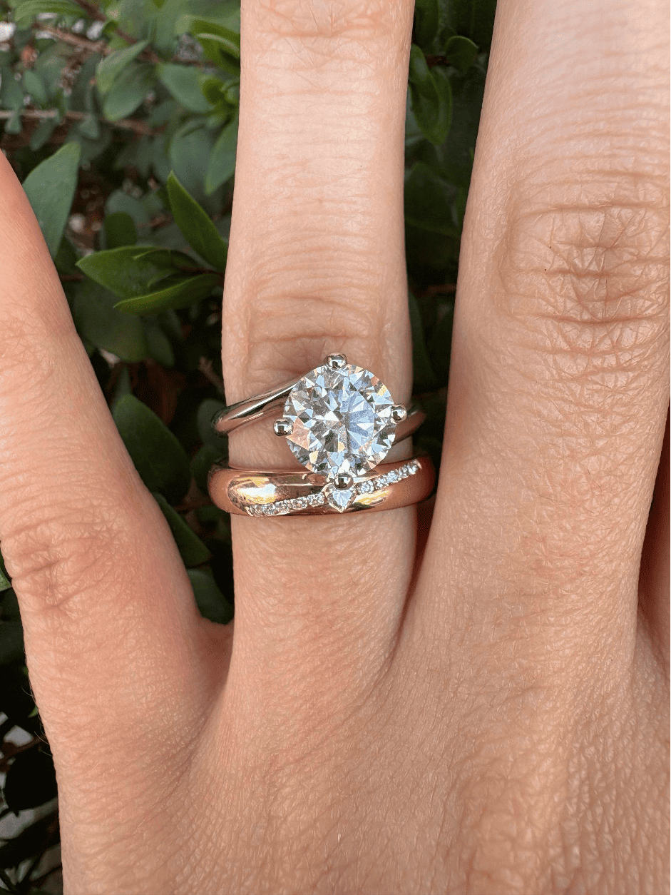 Anello di Fidanzamento Solitario Sole con Diamante Lab Grown Rotondo da 2.20 Ct e fede nuziale Venus con 1 Diamante a Cuore e 10 diamanti Rotondi Lab Grown