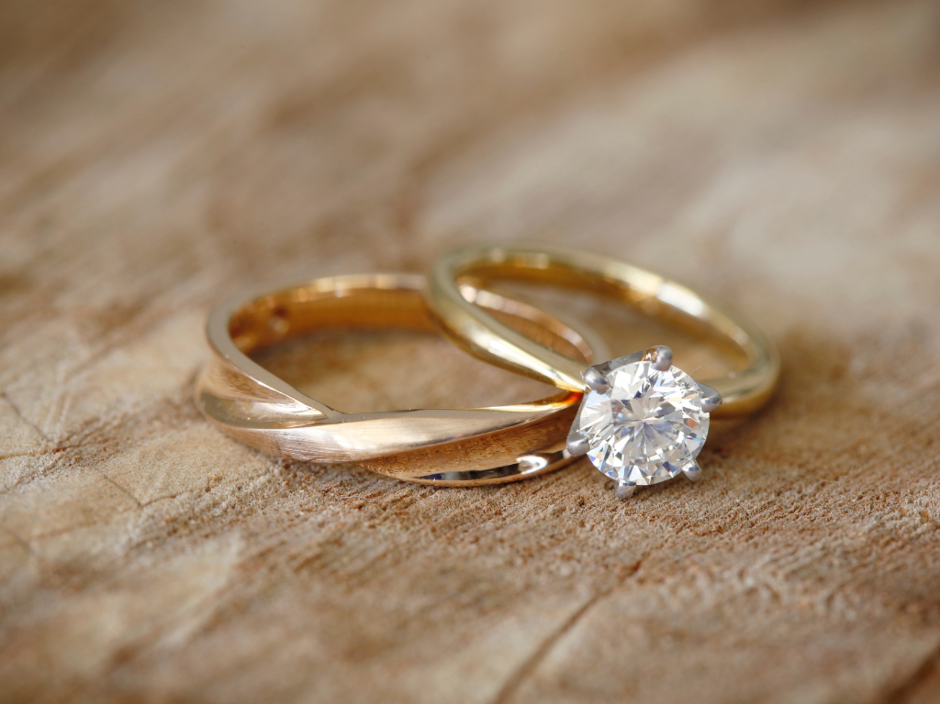 Anello solitario con diamanti e fede nuziale in oro giallo 18 Kt