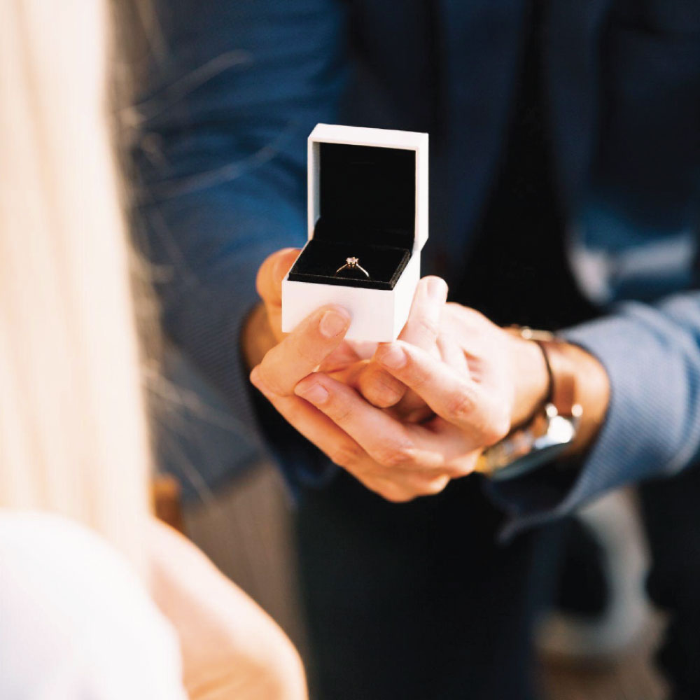 Momento della proposta di matrimonio con anello di fidanzamento solitario 