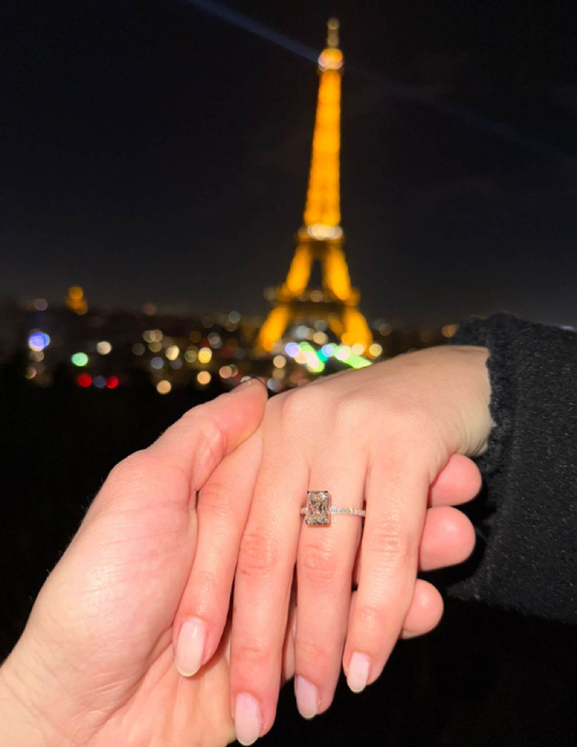 Proposta di matrimonio romantica con vista sulla Tour Eiffel con un anello di fidanzamento Bon Gioielli