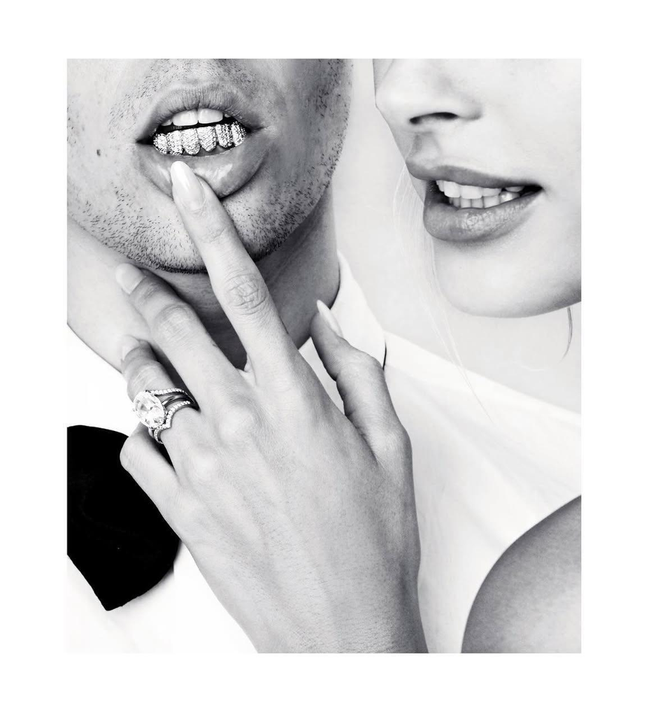 Anello di fidanzamento con diamante ovale 10 carati montato su una sottile fascia in oro giallo 18 Kt di Hailey Bieber 
