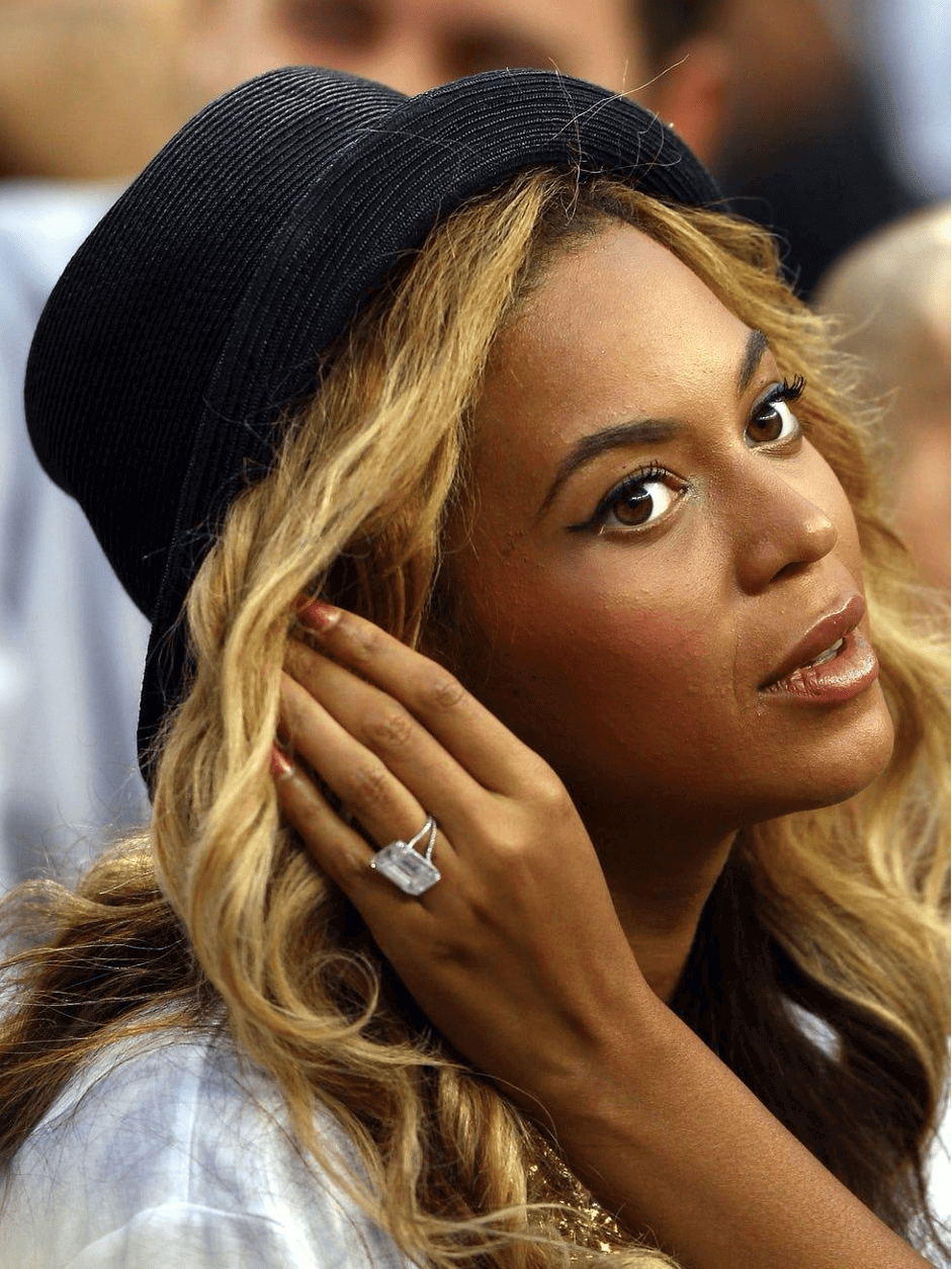 Anello di fidanzamento con diamante taglio smeraldo 18 carati di Beyoncé