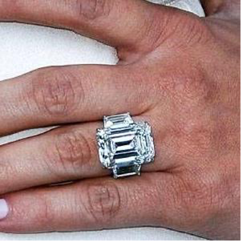 Anello di fidanzamento con diamante taglio smeraldo da 20 carati di Kim Kardashian