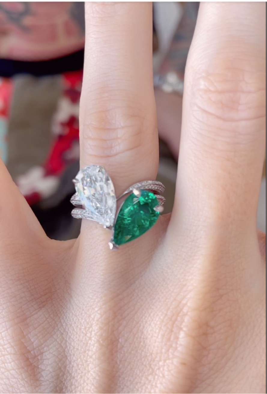 Anello di fidanzamento di Megan Fox Toi et Moi con smeraldo e diamante taglio a goccia da 6 carati ciascuno
