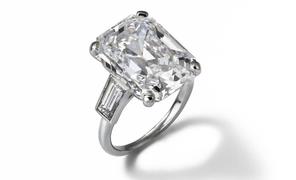 Anello di fidanzamento in platino con diamante centrale da 10,5 carati taglio smeraldo, affiancato da due diamanti taglio baguette
