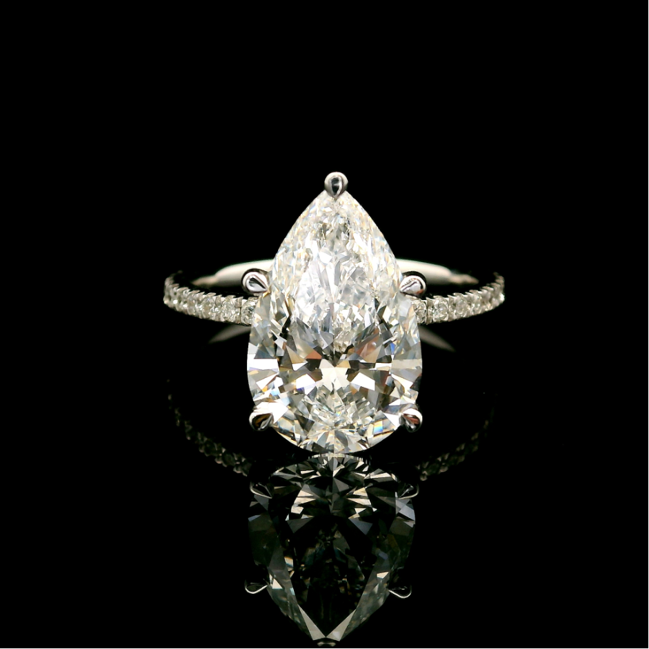Anello di fidanzamento con diamante taglio a goccia in oro bianco 18 kt