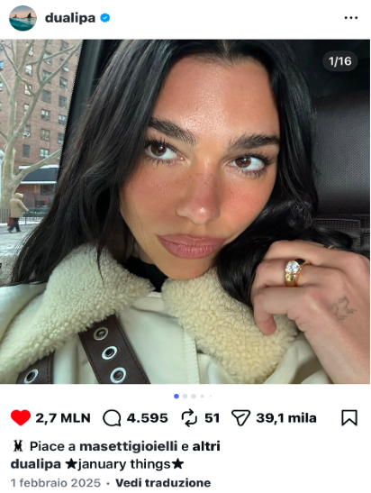 Anello di fidanzamento di Dua Lipa - diamante round brilliant su oro giallo 18k